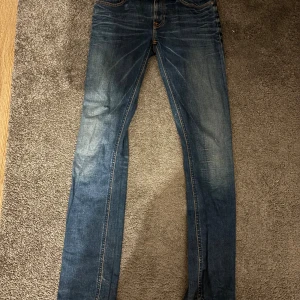 Nudie jeans | W28 - Hejsan! Säljer ett par stilrena nudie jeans i mycket bra skick, storleken kan man se på sista bilden, har ni några frågor eller funderingar så är de bara att höra av er! MVH VONUE 🤩