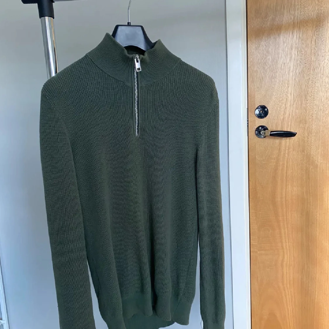 Olivgrön stickad half zip-tröja H&M