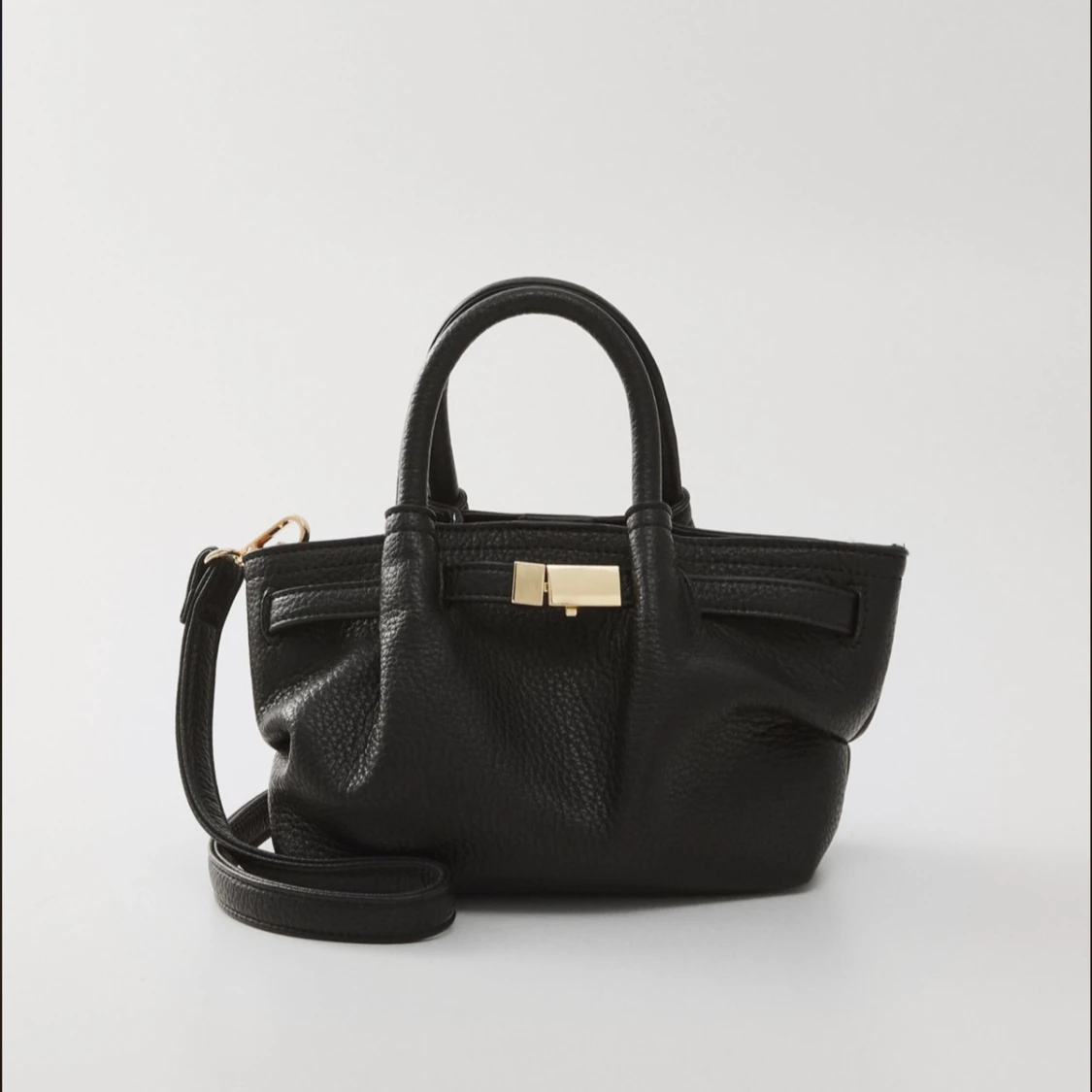 Svart handväska med axelrem