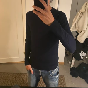 Merinoull tröja - Säljer nu en fet merinoull tröja från Selected homme i storlek S. Inga defekter eller annat problem med tröjan. Skriv för fler bilder eller funderingar! Tröjan är i färgen marinblå! Tröjan är i 100% merinoull.