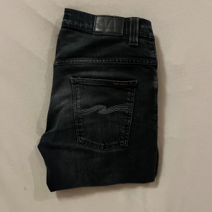  jeans från Nudie - Säljer ett par sjukt snygga jeans från Nudie. Modellen är Thin Finn och storleken är W32 L34. Kontakta vid minsta fråga!