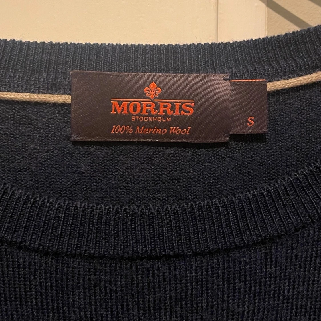 Mörkblå tröja i merinoull från Morris - 1