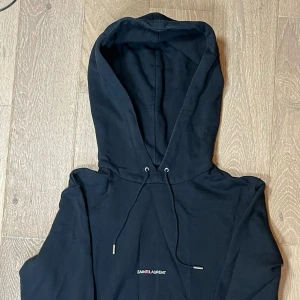 Saint Laurent huvtröja  - Hoodie från Yves Saint Laurent i felfritt skick! St xs passar s 