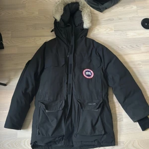 Canada Goose jacka  - Kan behöva en tvätt. Skick 7/10 Nypris över 22000:- 
