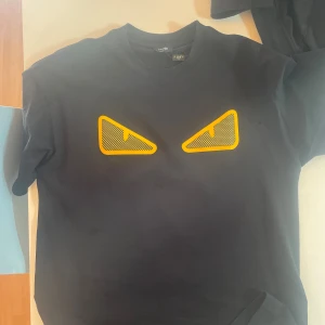 Svart Fendi t-shirt med gula ögon - Storlek S passar även M bra, använd fåtal gånger snabb frakt ingår.