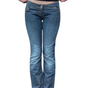 Blå Replay jeans bootcut låg midja - Lågmidjade Replay jeans med coola detaljer  W29, L32 Midjemått- ca 78cm Innerbenslängd- 78/79cm Lite utsvängda  Jättefint skick