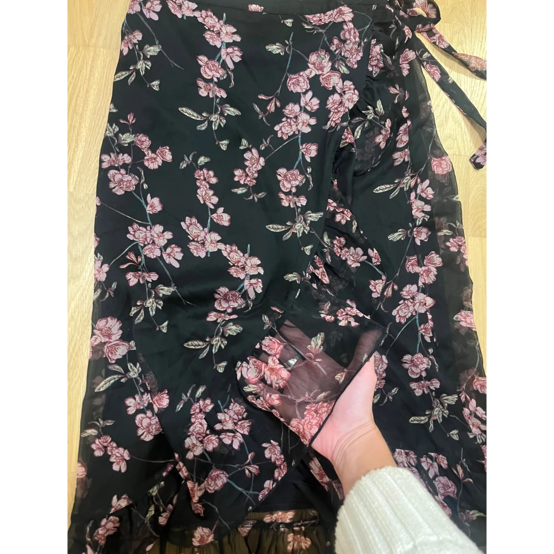 Svart blommig omlottkjol - 1