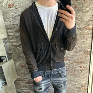 Boggi Milano Mockajacka - Ok skick, mockan behöver en tvätt men annars fint skick. Storlek 52/ L men sitter mer som S, passar dig som är mellan 170-180 ungefär. Nypris ca 5000kr. Modellen är 185 cm, 79 kg. Passar bra nu till vintern. Skriv för mer information!🤝