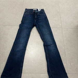 Marinblå utsvängda - 💙