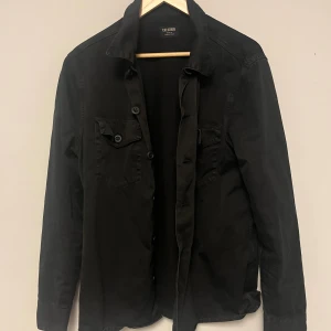 C.O.F studio overshirt - Säljer denna asfeta overshirt från Cof studio eftersom den är för liten. Nypris ligger på 3299kr så detta är ett redigt kap. Hör av er vid frågor eller funderingar.
