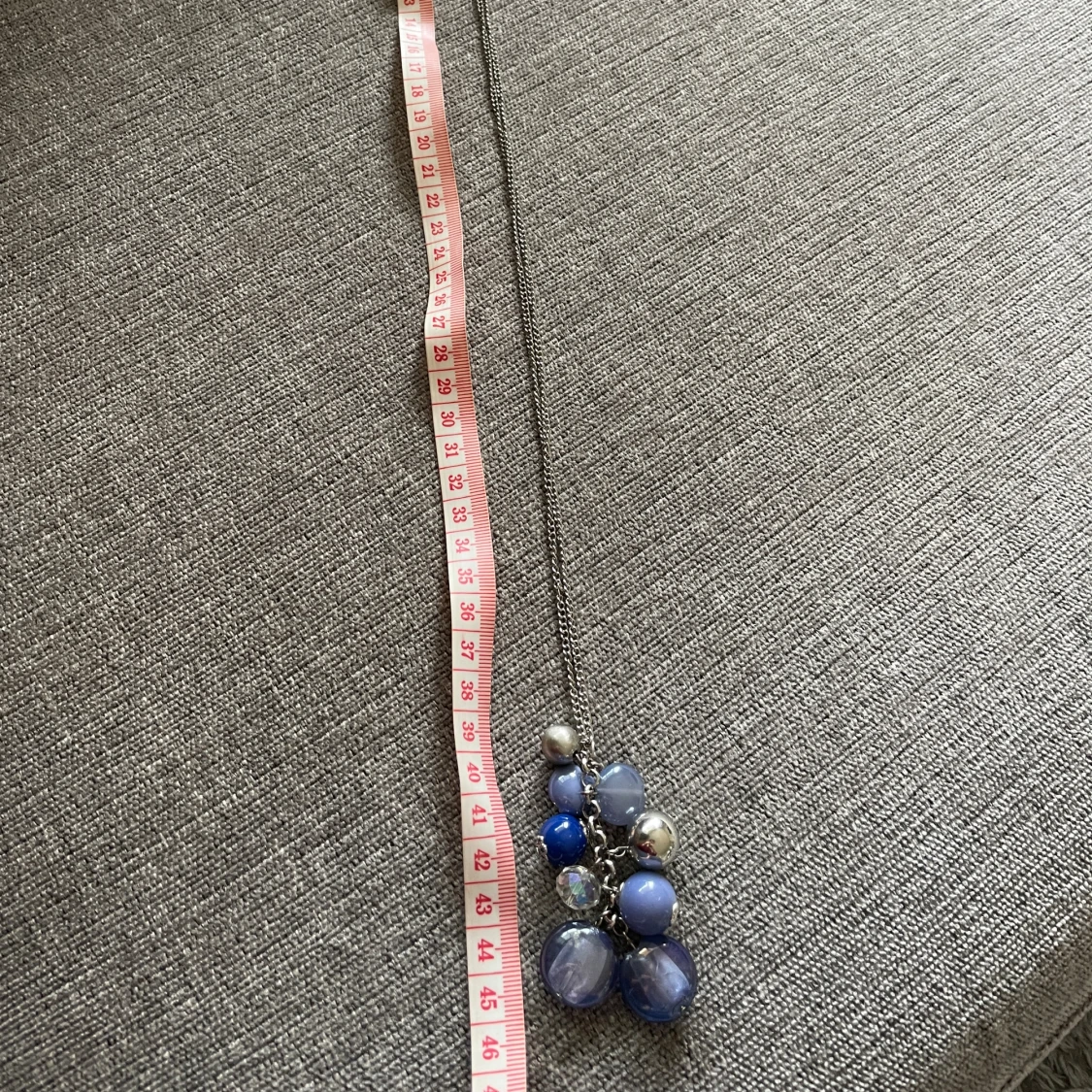 Nytt långt halsband med blå och silverfärgade pärlor - 4