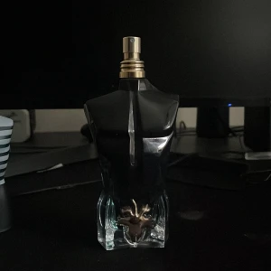 Jean Paul Gaultier  - Cool parfym i form av en svart torso med gulddetalj. Perfekt för dig som vill sticka ut och ha något annorlunda i samlingen. Volym och ingredienser syns ej på bilderna.