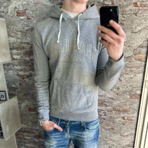 Replay Hoodie - Bra skick, inga defekter men kan anses vara lite nopprig. Storlek S passar dig som är mellan 175-185cm ungefär. Nypris ca 1000kr. Modellen är 185 cm, 79 kg. Passar bra nu till vintern. Skriv för mer information!🤝