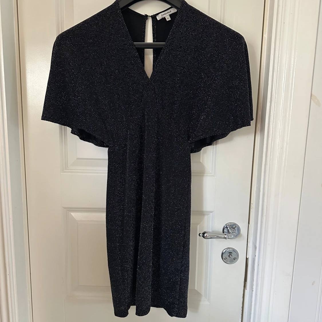 Glittrig svart kortklänning Chiquelle XS