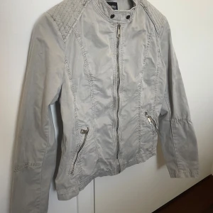 Ljusgrå jacka från Chicorée - Den är liten i storlek, skulle säga att det är S, jättefin höstljacka!