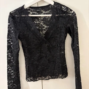 Spets topp  - Spets topp från Gina i Xs, använd några gånger💕 är lite trådar som sticker ut men inget man tänker på