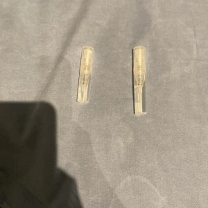 En 2ml och en 3 ml flaska som innehåller Victoria secret  - Två små parfymprover i genomskinliga sprayflaskor. Perfekta att ha med sig i väskan eller testa nya dofter. Inga märkningar eller detaljer om innehåll synliga på flaskorna.