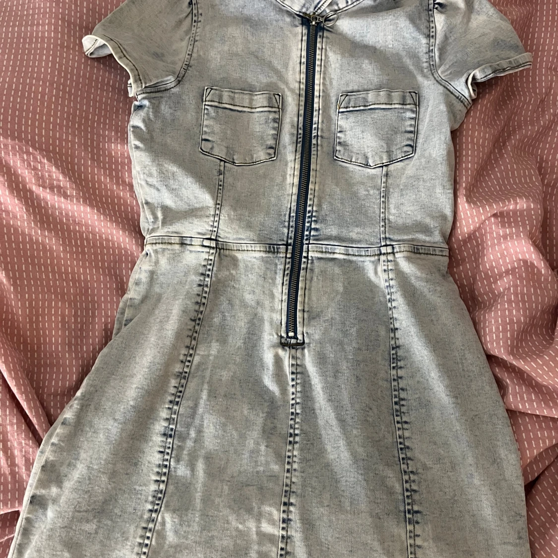 Kort jeansklänning med dragkedja Lindex