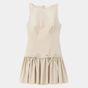 Volangklänning  - Supersöt beige klänning med en volang nertill och söta rosetter🩷