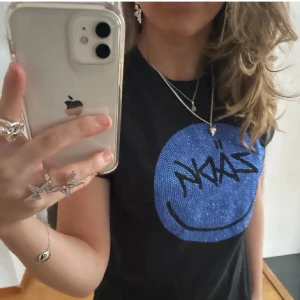 Svart t-shirt med blått smileytryck från NA-KD - Cool svart t-shirt med blått tryck från Zadig & Voltaire🥰köpt för 1000 säljer för 500 då den inte finns kvar i sortimentet 