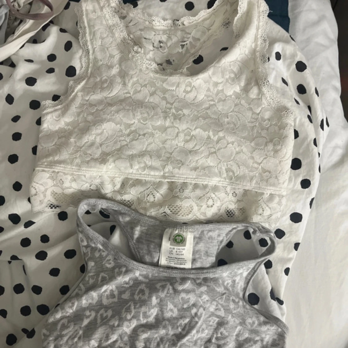 Vit spetsig linnetopp & grå hjärtmönstrad topp