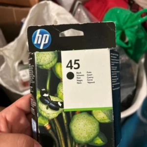 HP 45 Black Ink Cartridge - HP 45 svart bläckpatron, originalförpackning. Passar flera HP Deskjet, Officejet, Photosmart och Designjet skrivare.  Helt nu.