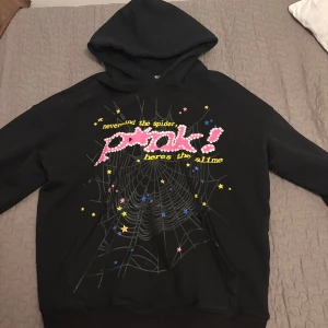 P*NK! Sp5der Hoodie - Storlek: S Har haft den i ungefär 5-6 månader, knappt sliten. Startpris 650kr, kan gärna gå ner till 600kr! Kontakta vid intresse. (Vit hår kan vara katthåret, kan ta bort det enkelt om det är nödigt)