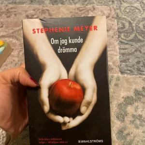 Om jag kunde drömma (Twilight) - Första delen i Twilight-serien! Följ Bella när hon flyttar till regniga Forks och möter den mystiske Edward Cullen. En oväntad och farlig kärlekshistoria mellan människa och vampyr, fylld av spänning, begär och livsfara. Perfekt för dig som älskar romantik och äventyr!