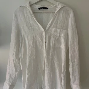 Vit linneskjorta från Zara - Vit skjorta i linne från Zara i storlek S 🤍
