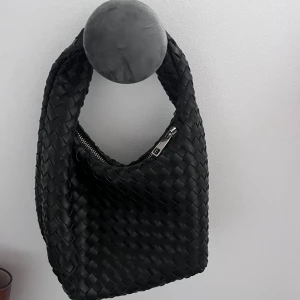 Väska - Säljer denna trendiga och fina väska från Gina Tricot! Säljer den på grund av den inte kommer till användning längre!💕