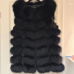 Äkta pälsväst - Väldigt fin och fluffig äkta päls från Esther. Säljs pga används inte. Storlek S. 