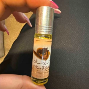 Choco Musk parfymolja roll-on - k(1 för 69kr - 2-110kr 5- 310kr )Choco Musk från Al-Rehab är en smidig roll-on parfymolja. Perfekt för dig som vill ha något annorlunda och trendigt i fickformat. Volym och ingredienser framgår ej på bilderna.