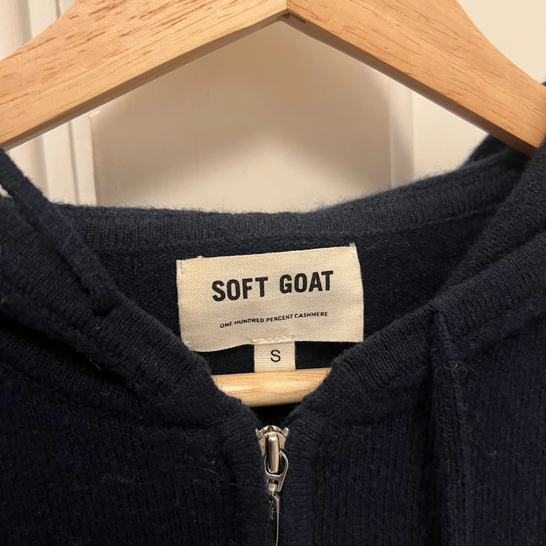 Mörkblå hoodie i kashmir från Soft Goat - 4