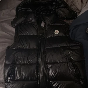 Moncler väst  - Moncler väst äkta!! Tags o allt med ungefär helt  ny aldrig använd ute bara testar hemma 😁ny pris 14 000 mitt pris kan gå ner vid snabb affär!!