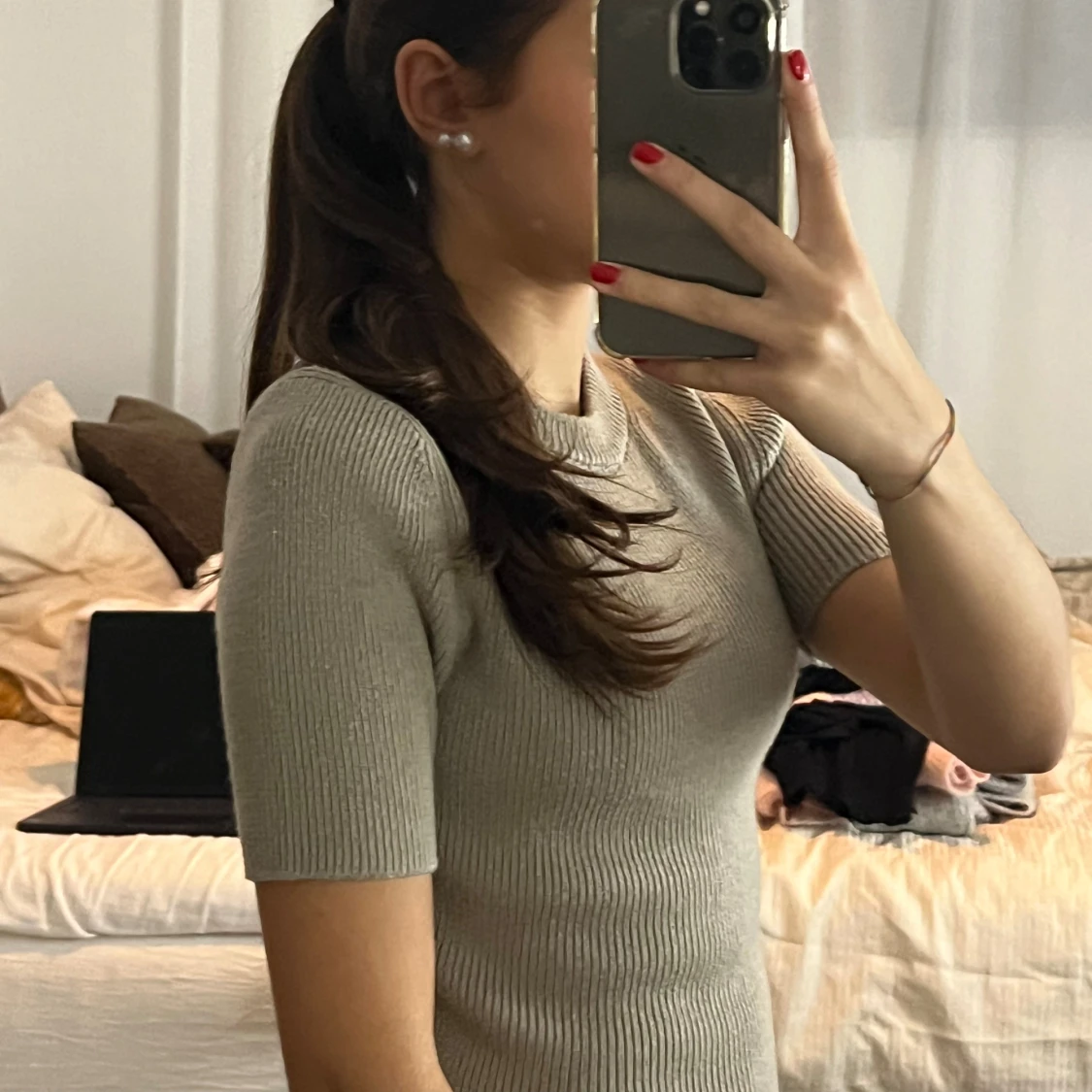 Beige ribbad stickad topp