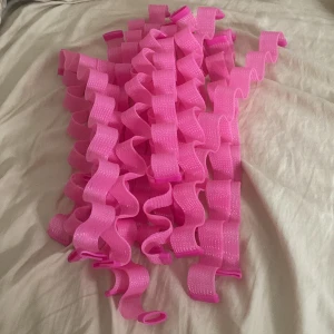 Heatless ”wavers” - Säljer dessa heatless curls då jag inte använder dem, de gör håret jättefint och tar inte alls långt tid att fixa!! Verktygen som tillkommer har gått sönder men är fortfarande användbara 🥰 skriv för frågor!! ❤️