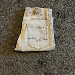 Grå jeans från Replay - Säljer nu mina feta replay jeans 28w 30l i Anbass kanppt använda. Skriv om ni har frågor.