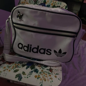 Adidas väska vit axelremsväska - Har använt några gånger skriv om ni undrar ngt!💞