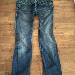 Blåa trueys😍 - Säljer dessa snygg blåa True Religion byxor.😍 De är bootcut och lågmidjade. Midjemått: ca 78cm, innerben: 80cm.