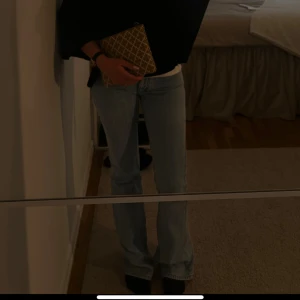 Ljusblå bootcut jeans - Säljer ett par ljusblå jeans med bootcut-modell. Jeansen har klassisk femficksdesign och är tillverkade i denim. Perfekta för dig som gillar en avslappnad men ändå trendig look.