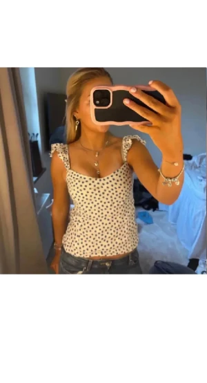 Polka dot topp hm - Supersöt vit linnetopp med blå prickar och volangdetaljer på axelbanden. 