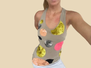 Vintage sidentopp paljetter  - Älskar denna halterneck topp!!! 100% siden/silke och så skjutit snygg och unik!! Stora paljett prickar som detalj😍😍Från Rützou