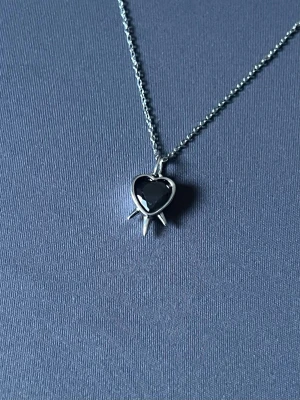 Silver & Black Heart - 40 - 45 cm. Rostfri