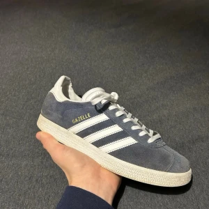 Adidas Gazelle 38.5 - Säljer dessa riktigt schyssta Adidas Gazelle skorna. Dem är i ett mycket fint skick utan några synliga defekter. Skriv vid fler frågor eller bilder