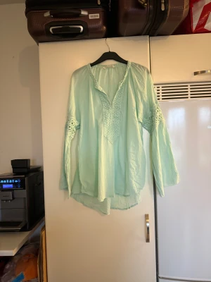 Odd molly blus  - Säljer en superfin ljusblå/ turkos blus med fina detaljer vid halsen och ärmarna. Från märket Odd Molly. Storlek 2 som enligt deras storleksguide motsvarar en M. Mycket fint skick, jag hittar inga synliga anmärkningar eller defekter.  