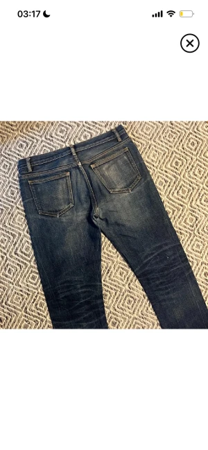 A.P.C. Selvedge jeans - Riktigt sköna selvedge jeans från apc, jeansen är i gott skick med några sköna fades, enda skadan på jeansen är ett litet hål som visas på bilden!