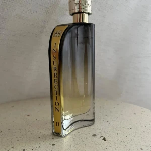 Reyane Tradition Insurrection II Wild - En herrdoft 90ml (se använd mängd, ca 10%) En kryddig och varm doft med noter av tobak, honung, patchouli, vanilj, kakao, ambra och labdanum. Förvarats svalt och mörkt. Säljes utan box. 