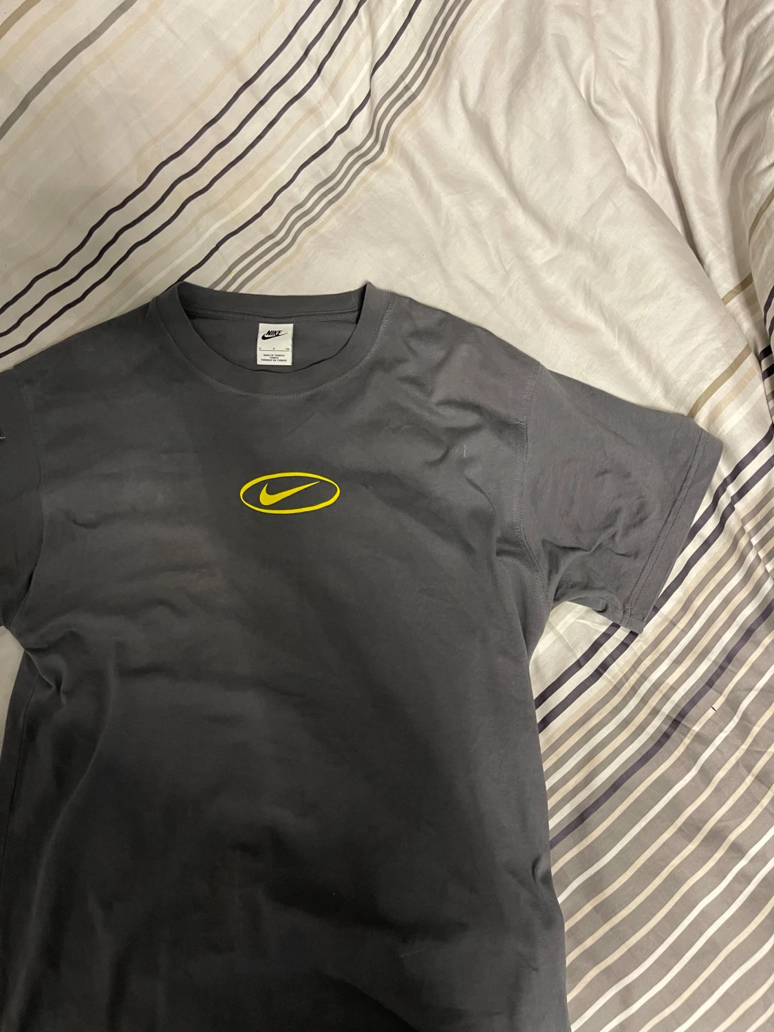 Grå Nike Sportswear t-shirt med gul logga