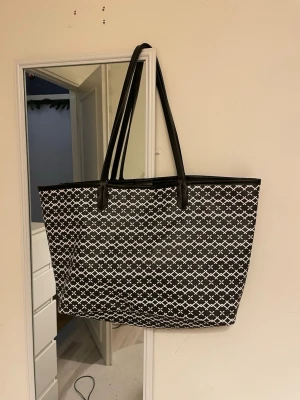 Jättefin väska från Gina - Stor och rymlig väska och man får plats med dator och skolböcker osv 💕💕i ett trendigt mönster 