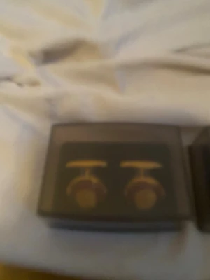 Manshesterknappar 2st olika modeller  - Bilderna visar två par manschettknappar i askar, men med olika motiv och av mycket hög kvalitet och med svenska anor säljer båda två som par och dom är helt nya i original förpackning och aldrig använda. Säljer paret för 800kr det är ett riktigt bra deal var för sig kostar dom bra mycket mer.